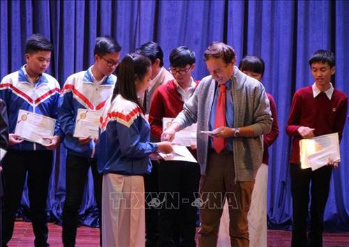 Giáo sư Odon Vallet trao học bổng cho các em học sinh tại thành phố Đà Lạt. Ảnh: Nguyễn Dũng - TTXVN Giáo sư Odon Vallet trao học bổng cho các em học sinh tại thành phố Đà Lạt. Ảnh: Nguyễn Dũng - TTXVN