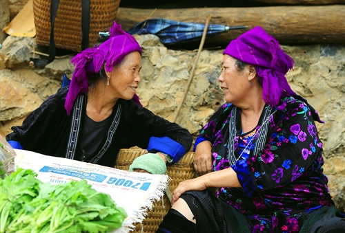 Dù chỉ mua một ít thịt nhưng người dân vẫn xuống chợ phiên để gặp gỡ bạn bè, đây là nét đặc sắc của chợ phiên vùng cao. Chợ là nơi gặp gỡ giao lưu của bà con các dân tộc. Hương thơm tự làm của đồng bào được bày bán tại chợ. Một góc chợ phiên. Các mặt hàng nông sản được bày bán tại phiên chợ. Khách mua hàng lựa chọn sản phẩm ưng ý. Các mặt hàng được bày bán tại chợ. Hàng thổ cẩm được bày bán tại chợ. Những thiếu nữ người Mông lần đầu tiên được xuống chợ. Dù chỉ mua một ít thịt nhưng người dân vẫn xuống chợ phiên để gặp gỡ bạn bè, đây là nét đặc sắc của chợ phiên vùng cao. Chợ là nơi gặp gỡ giao lưu của bà con các dân tộc. Hương thơm tự làm của đồng bào được bày bán tại chợ. Một góc chợ phiên. Các mặt hàng nông sản được bày bán tại phiên chợ. Khách mua hàng lựa chọn sản phẩm ưng ý. Các mặt hàng được bày bán tại chợ. Hàng thổ cẩm được bày bán tại chợ. Những thiếu nữ người Mông lần đầu tiên được xuống chợ.