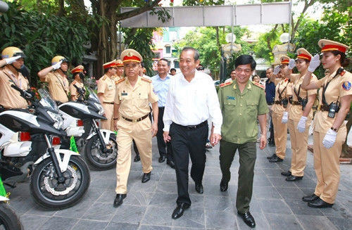 Phó Thủ tướng Trương Hòa Bình đến thăm và làm viêc tại Phòng Cảnh sát giao thông đường bộ- đường sắt, Công an Hà Nội. Ảnh: Doãn Tấn – TTXVN