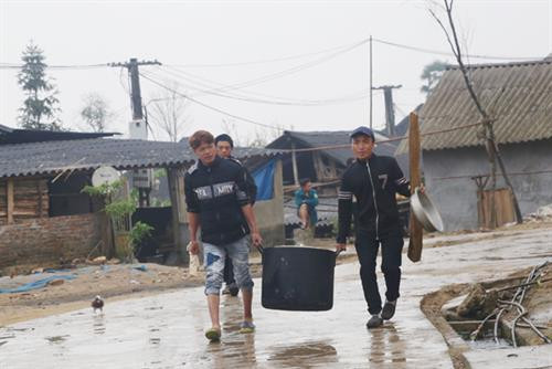Từ ngày mùng 8 tháng Giêng, người Hà Nhì đen ở thôn Lao Chải 1 đã mổ gà, mổ chó làm lễ căng dây cấm bản trong 5 ngày để thực hiện lễ Gà Ma Do. Rạng sáng mùng 9 tháng Giêng, các gia đình làm cơm cúng tổ tiên ở bàn thờ gia tiên. Một người cao tuổi trong thôn được lựa chọn mang lửa đến đầu nguồn nước của bản để nổi lửa đun nước. Mỗi gia đình cử một nam thanh niên mang một thanh củi đến góp và tham gia lễ cúng đầu nguồn nước. Mọi người cùng thu gom rác, dọn vệ sinh, làm sạch khu vực có nguồn nước của bản. Thầy cúng mổ một đôi gà trống mái làm lễ hiến tế Thần Nước. Các lễ vật gồm thịt gà, thịt lợn, chè gừng, rau, rượu… được đặt lên bàn thờ đá. Hai thầy cúng làm lễ cúng thể hiện sự thành kính, tri ân Thần Nước, cầu mong vị thần ban cho thôn những điều tốt đẹp. Sau lễ cúng Thần Nước, thầy cúng là người đầu tiên được phép lấy nước để mang đi làm lễ cúng Thần Rừng tại rừng cấm của thôn. Đại diện các gia đình khấn vái trước bàn thờ đá với tâm nguyện bảo vệ nguồn nước của thôn. Từ ngày mùng 8 tháng Giêng, người Hà Nhì đen ở thôn Lao Chải 1 đã mổ gà, mổ chó làm lễ căng dây cấm bản trong 5 ngày để thực hiện lễ Gà Ma Do. Rạng sáng mùng 9 tháng Giêng, các gia đình làm cơm cúng tổ tiên ở bàn thờ gia tiên. Một người cao tuổi trong thôn được lựa chọn mang lửa đến đầu nguồn nước của bản để nổi lửa đun nước. Mỗi gia đình cử một nam thanh niên mang một thanh củi đến góp và tham gia lễ cúng đầu nguồn nước. Mọi người cùng thu gom rác, dọn vệ sinh, làm sạch khu vực có nguồn nước của bản. Thầy cúng mổ một đôi gà trống mái làm lễ hiến tế Thần Nước. Các lễ vật gồm thịt gà, thịt lợn, chè gừng, rau, rượu… được đặt lên bàn thờ đá. Hai thầy cúng làm lễ cúng thể hiện sự thành kính, tri ân Thần Nước, cầu mong vị thần ban cho thôn những điều tốt đẹp. Sau lễ cúng Thần Nước, thầy cúng là người đầu tiên được phép lấy nước để mang đi làm lễ cúng Thần Rừng tại rừng cấm của thôn. Đại diện các gia đình khấn vái trước bàn thờ đá với tâm nguyện bảo vệ nguồn nước của thôn.