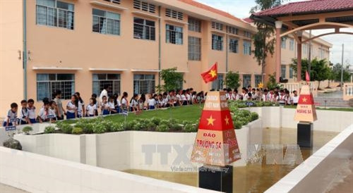 Mô hình bản đồ Việt Nam và hai quần đảo Hoàng Sa, Trường Sa trong khuôn viên trường Tiểu học Hộ Phòng A (phường Hộ Phòng, thị xã Giá Rai, Bạc Liêu) Mô hình bản đồ Việt Nam và hai quần đảo Hoàng Sa, Trường Sa trong khuôn viên trường Tiểu học Hộ Phòng A (phường Hộ Phòng, thị xã Giá Rai, Bạc Liêu)