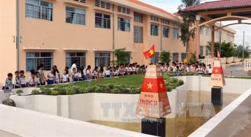 Mô hình bản đồ Việt Nam và hai quần đảo Hoàng Sa, Trường Sa trong khuôn viên trường Tiểu học Hộ Phòng A (phường Hộ Phòng, thị xã Giá Rai, Bạc Liêu)
