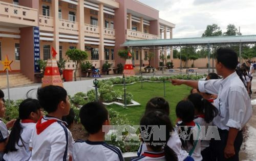 Học sinh trường Tiểu học Hộ Phòng A (phường Hộ Phòng, thị xã Giá Rai, Bạc Liêu) tìm hiểu bản đồ Việt Nam và hai quần đảo Hoàng Sa, Trường Sa qua mô hình Học sinh trường Tiểu học Hộ Phòng A (phường Hộ Phòng, thị xã Giá Rai, Bạc Liêu) tìm hiểu bản đồ Việt Nam và hai quần đảo Hoàng Sa, Trường Sa qua mô hình