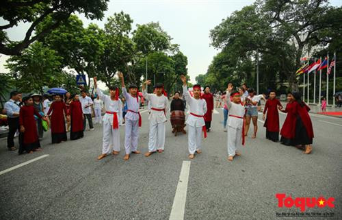 Ngay sau khi phục vụ biểu diễn tại Triển lãm ảnh "Đất nước, con người ASEAN" phường xoan An Thái (Phú Thọ) đã ra phố đi bộ Hồ Gươm biểu diễn phục vụ nhân dân và khách du lịch. Với mục đích quảng bá sâu rông hơn đến khán giả về nét văn hóa cổ độc đáo của người Việt. Nghệ sĩ hát xoan Nguyễn Văn Tuấn của phường hát xoan An Thái cho biết: "Đây là một dịp đưa nét văn hóa độc đáo đến với du khách thập phương" Được biết Hát Xoan là tên gọi khác, nói chệch của hai từ hát xuân hay ca xuân; hát Xoan có lối hát dùng trong nghi lễ - phong tục, lễ hội diễn ra vào mùa xuân. Trong dân gian còn gọi lối hát này là hát Lãi Lèn, vì bắt nguồn từ câu hát đệm chính của Xoan: “Lý len… len là… lễ là… len hỡi len…”. Hát Xoan có nội dung tín ngưỡng với mục đích thờ thần, cầu thần ban phát phù trợ cho dân làng tứ thời tiết lập, mưa thuận gió hòa, nhà nhà no đủ, đông đàn dài lũ, nhân khang thịnh vượng, quốc thái dân an… Hát Xoan gồm có: Hát thờ, hát quả cách và hát hội. Trong đó, hát quả cách gồm có 3 phần: giáo cách (giới thiệu), hát cách (dẫn) và kết cách. Hát Xoan là nghệ thuật diễn xướng tổng hợp, hát đi đôi với múa và nhạc đỡ giọng giữ nhịp, trong đó yếu tố hát là chính. Hát Xoan là hình thức nghệ thuật “Hát thơ”, hát trên rất nhiều thể thơ truyền thống Việt Nam như: Lục bát, song thất lục bát, lục bát biến thể, các thể thất ngôn và thể 4 chữ. Đây là dịp hiếm có để người dân Thủ đô được thưởng thức những điệu hát Xoan ngay tại phố đi bộ. Trước đó, ngày 24/11/2011, UNESCO đã bỏ phiếu công nhận đưa loại hình hát xoan vào danh mục Di sản văn hóa phi vật thể cần bảo vệ khẩn cấp của thế giới. Chỉ mới học hát Xoan sáu tháng, bé Đào Thị Thu Thủy, 14 tuổi có đôi mắt trong vắt và gương mặt xinh xắn đáng yêu đã thuộc được mười điệu. Hồi còn nhỏ, Thủy đã nghe hát từ bà nên đã quen các giai điệu. Lên lớp 2, bé Thủy chính thức “tầm sư học đạo” tại phường xoan An Thái. Khách du lịch quốc tế thích thú chụp ảnh với các “kép nhí” . Cũng theo Nghệ sĩ hát xoan Nguyễn Văn Tuấn cho biết, theo chủ trương quảng bá di sản văn hóa phi vật thể của Bộ Văn hóa, Thể thao và Du lịch các phường hát Xoan của Phú Thọ sẽ có mặt tại Hà Nội để biểu diễn nhiều hơn trong thời gian tới Ngay sau khi phục vụ biểu diễn tại Triển lãm ảnh "Đất nước, con người ASEAN" phường xoan An Thái (Phú Thọ) đã ra phố đi bộ Hồ Gươm biểu diễn phục vụ nhân dân và khách du lịch. Với mục đích quảng bá sâu rông hơn đến khán giả về nét văn hóa cổ độc đáo của người Việt. Nghệ sĩ hát xoan Nguyễn Văn Tuấn của phường hát xoan An Thái cho biết: "Đây là một dịp đưa nét văn hóa độc đáo đến với du khách thập phương" Được biết Hát Xoan là tên gọi khác, nói chệch của hai từ hát xuân hay ca xuân; hát Xoan có lối hát dùng trong nghi lễ - phong tục, lễ hội diễn ra vào mùa xuân. Trong dân gian còn gọi lối hát này là hát Lãi Lèn, vì bắt nguồn từ câu hát đệm chính của Xoan: “Lý len… len là… lễ là… len hỡi len…”. Hát Xoan có nội dung tín ngưỡng với mục đích thờ thần, cầu thần ban phát phù trợ cho dân làng tứ thời tiết lập, mưa thuận gió hòa, nhà nhà no đủ, đông đàn dài lũ, nhân khang thịnh vượng, quốc thái dân an… Hát Xoan gồm có: Hát thờ, hát quả cách và hát hội. Trong đó, hát quả cách gồm có 3 phần: giáo cách (giới thiệu), hát cách (dẫn) và kết cách. Hát Xoan là nghệ thuật diễn xướng tổng hợp, hát đi đôi với múa và nhạc đỡ giọng giữ nhịp, trong đó yếu tố hát là chính. Hát Xoan là hình thức nghệ thuật “Hát thơ”, hát trên rất nhiều thể thơ truyền thống Việt Nam như: Lục bát, song thất lục bát, lục bát biến thể, các thể thất ngôn và thể 4 chữ. Đây là dịp hiếm có để người dân Thủ đô được thưởng thức những điệu hát Xoan ngay tại phố đi bộ. Trước đó, ngày 24/11/2011, UNESCO đã bỏ phiếu công nhận đưa loại hình hát xoan vào danh mục Di sản văn hóa phi vật thể cần bảo vệ khẩn cấp của thế giới. Chỉ mới học hát Xoan sáu tháng, bé Đào Thị Thu Thủy, 14 tuổi có đôi mắt trong vắt và gương mặt xinh xắn đáng yêu đã thuộc được mười điệu. Hồi còn nhỏ, Thủy đã nghe hát từ bà nên đã quen các giai điệu. Lên lớp 2, bé Thủy chính thức “tầm sư học đạo” tại phường xoan An Thái. Khách du lịch quốc tế thích thú chụp ảnh với các “kép nhí” . Cũng theo Nghệ sĩ hát xoan Nguyễn Văn Tuấn cho biết, theo chủ trương quảng bá di sản văn hóa phi vật thể của Bộ Văn hóa, Thể thao và Du lịch các phường hát Xoan của Phú Thọ sẽ có mặt tại Hà Nội để biểu diễn nhiều hơn trong thời gian tới