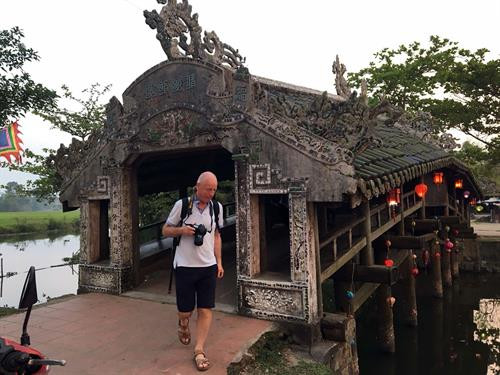 Du khách nước ngoài tham quan chiếc cầu độc đáo này. Du khách nước ngoài tham quan chiếc cầu độc đáo này.