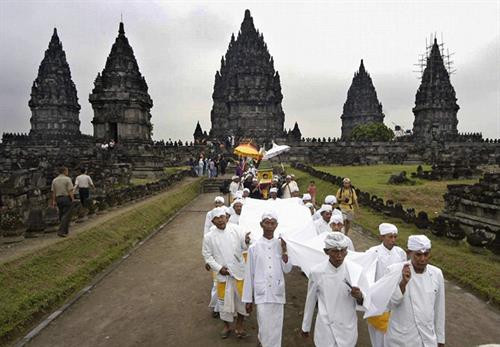 Prambanan là một tổ hợp có tới 240 ngôi đền được xây dựng từ triều đại Sailendra hùng mạnh giữa Thế kỷ 9 (sau CN) ở trung Java, Indonesia. Đây là đền thờ Hindu lớn nhất nước này và là một Di sản Thế giới được Tổ chức Giáo dục, khoa học và văn hóa Liên Hợp Quốc (UNESCO) công nhận. Đáng tiếc là các đền thờ chính đã sụp đổ vì động đất, một số được dựng lại vài lần nhưng số khác vẫn là đống đổ nát.