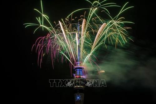 Màn pháo hoa rực rỡ sắc màu trên tòa Tháp Sky ở Auckland của New Zealand, một trong những quốc gia đón Năm mới 2019 sớm nhất. Ảnh: Mirror/ TTXVN