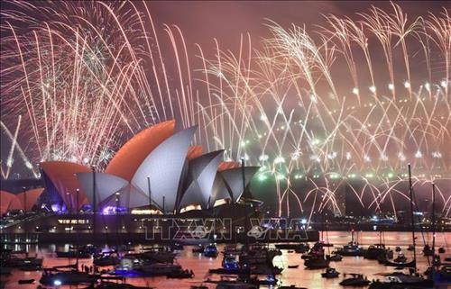 Đúng khoảng khắc 0h00' ngày 1/1/2019 (giờ địa phương), bầu trời thành phố lớn nhất Sydney của Australia bừng sáng rực rỡ bởi màn trình diễn pháo hoa lớn kỷ lục đón mừng Năm Mới (ảnh). Ước tính hơn 1 triệu người tập trung tại cầu cảng Sydney thưởng thức màn trình diễn pháo hoa ngoạn mục này. Ảnh: AFP/TTXVN
