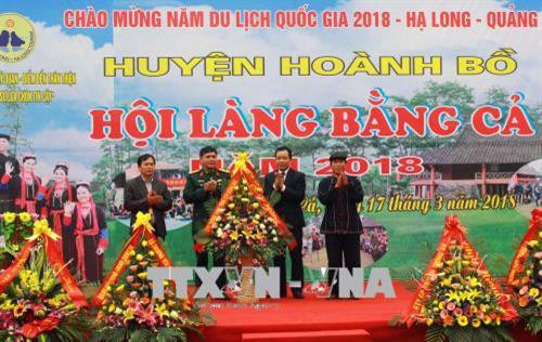 Lãnh đạo địa phương tặng hoa chúc mừng hội làng người Dao. Ảnh: Văn Đức – TTXVN Lãnh đạo địa phương tặng hoa chúc mừng hội làng người Dao. Ảnh: Văn Đức – TTXVN