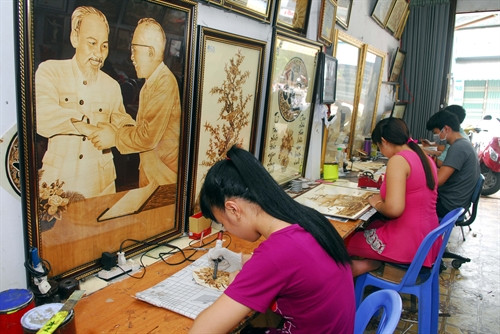 Quá trình sáng tác tranh đòi hỏi sự cẩn thận, tỉ mỉ từng chút một.