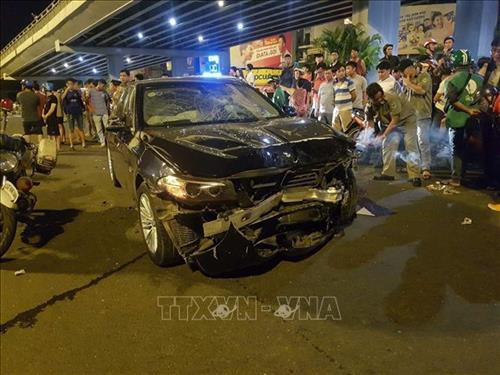 Chiếc xe ô tô do người phụ nữ, có biểu hiện say rượu bia điều khiển, gây tai nạn liên hoàn. Ảnh: TTXVN