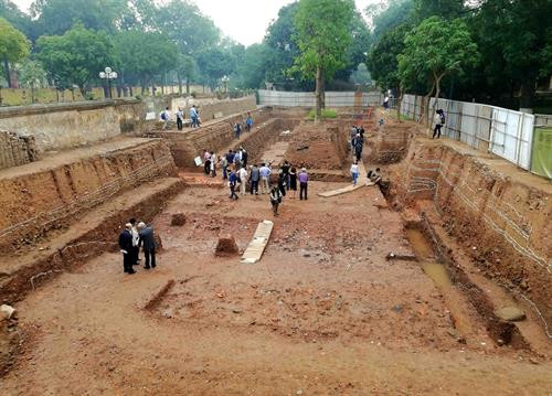 Các nhà khoa học nghiên cứu thực tế tại khu vực khảo cổ học Chính điện Kính Thiên. Ảnh: Đinh Thuận - TTXVN Khu vực tiến hành khai quật thăm dò nằm ở phía Đông nền điện Kính Thiên (giáp với đường Nguyễn Tri Phương) có tổng diện tích gần 1000m2, xuất lộ tầng văn hóa dày gần 4,5m với các lớp văn hóa có niên đại khoảng từ thời Đại La, qua các thời Lý, Trần, Lê, Nguyễn đến thời hiện đại. Ảnh: Thanh Tùng-TTXVN Nhiều di vật như: đồ đất nung, đồ gốm, đồ gỗ, đồ kim loại, đặc sắc nhất là nhóm gạch ngói và vật liệu trang trí lợp mái cung điện tráng men vàng (hoàng lưu ly) và men xanh (thanh lưu ly) thuộc thời Lê sơ cho phép hình dung rõ thêm loại “Ngói rồng” lợp cung điện khu vực chính điện Kính Thiên của Hoàng đế Lê sơ. Ảnh: Thanh Tùng-TTXVN Nhiều di vật như: đồ đất nung, đồ gốm, đồ gỗ, đồ kim loại... được khai quật. Ảnh: Thanh Tùng-TTXVN Các nhà khoa học nghiên cứu thực tế tại khu vực khảo cổ học Chính điện Kính Thiên. Ảnh: Đinh Thuận - TTXVN Khu vực tiến hành khai quật thăm dò nằm ở phía Đông nền điện Kính Thiên (giáp với đường Nguyễn Tri Phương) có tổng diện tích gần 1000m2, xuất lộ tầng văn hóa dày gần 4,5m với các lớp văn hóa có niên đại khoảng từ thời Đại La, qua các thời Lý, Trần, Lê, Nguyễn đến thời hiện đại. Ảnh: Thanh Tùng-TTXVN Nhiều di vật như: đồ đất nung, đồ gốm, đồ gỗ, đồ kim loại, đặc sắc nhất là nhóm gạch ngói và vật liệu trang trí lợp mái cung điện tráng men vàng (hoàng lưu ly) và men xanh (thanh lưu ly) thuộc thời Lê sơ cho phép hình dung rõ thêm loại “Ngói rồng” lợp cung điện khu vực chính điện Kính Thiên của Hoàng đế Lê sơ. Ảnh: Thanh Tùng-TTXVN Nhiều di vật như: đồ đất nung, đồ gốm, đồ gỗ, đồ kim loại... được khai quật. Ảnh: Thanh Tùng-TTXVN