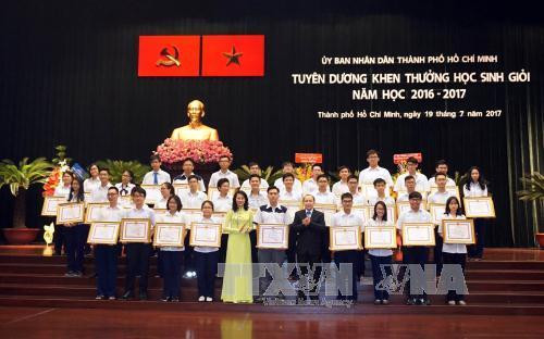 Trao Bằng khen cho các học sinh giỏi năm học 2016 - 2017. Ảnh: Phương Vy - TTXVN