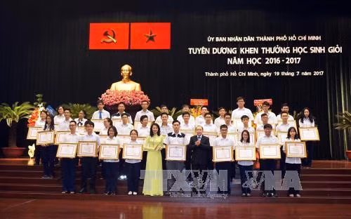Trao Bằng khen cho các học sinh giỏi năm học 2016 - 2017. Ảnh: Phương Vy - TTXVN