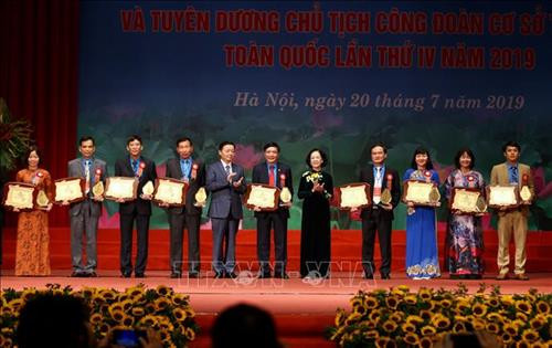 Đồng chí Trương Thị Mai, Uỷ viên Bộ Chính trị, Bí thư Trung ương Đảng, Trưởng ban Dân vận Trung ương và Bộ trưởng Bộ Tài Nguyên và Môi trường Trần Hồng Hà trao "Giải thưởng Nguyễn Văn Linh" cho các Cán bộ Công đoàn tiêu biểu xuất sắc. Ảnh: Dương Giang - TTXVN Đồng chí Trương Thị Mai, Uỷ viên Bộ Chính trị, Bí thư Trung ương Đảng, Trưởng ban Dân vận Trung ương và Bộ trưởng Bộ Tài Nguyên và Môi trường Trần Hồng Hà trao "Giải thưởng Nguyễn Văn Linh" cho các Cán bộ Công đoàn tiêu biểu xuất sắc. Ảnh: Dương Giang - TTXVN