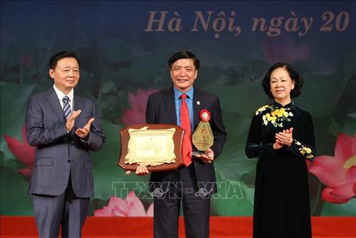 Đồng chí Trương Thị Mai, Uỷ viên Bộ Chính trị, Bí thư Trung ương Đảng, Trưởng ban Dân vận Trung ương và Bộ trưởng Bộ Tài Nguyên và Môi trường Trần Hồng Hà trao "Giải thưởng Nguyễn Văn Linh" cho Chủ tịch Tổng Liên đoàn Lao động Việt Nam Bùi Văn Cường. Ảnh: Dương Giang - TTXVN Đồng chí Trương Thị Mai, Uỷ viên Bộ Chính trị, Bí thư Trung ương Đảng, Trưởng ban Dân vận Trung ương và Bộ trưởng Bộ Tài Nguyên và Môi trường Trần Hồng Hà trao "Giải thưởng Nguyễn Văn Linh" cho Chủ tịch Tổng Liên đoàn Lao động Việt Nam Bùi Văn Cường. Ảnh: Dương Giang - TTXVN