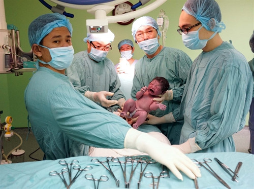 Bé gái ra đời trong niềm vui của đội ngũ thầy thuốc Bệnh viện Trung ương Huế Ảnh: Bệnh viện Trung ương Huế cung cấp (TTXVN phát) Bé gái ra đời trong niềm vui của đội ngũ thầy thuốc Bệnh viện Trung ương Huế Ảnh: Bệnh viện Trung ương Huế cung cấp (TTXVN phát)