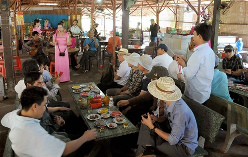 Du khách thưởng thức đờn ca tài tử - một trong những loại hình nghệ thuật độc đáo tại điểm du lịch công đoàn, cù lao Thới Sơn. Du khách thưởng thức đờn ca tài tử - một trong những loại hình nghệ thuật độc đáo tại điểm du lịch công đoàn, cù lao Thới Sơn.