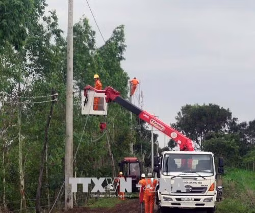 Phú Yên kéo điện về vùng xa để mở rộng sản xuất. Ảnh: Xuân Triệu - TTXVN