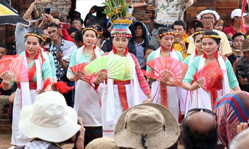Đồng bào Chăm theo đạo Bà-la-môn ở Ninh Thuận lên tháp Pô Klong Garai, thành phố Phan Rang - Tháp Chàm vui lễ hội Katê 2019. Ảnh: Công Thử - TTXVN Các thiếu nữ Chăm múa mừng Lễ hội Katê 2019 tại tháp Pô Klong Garai, thành phố Phan Rang - Tháp Chàm. Ảnh: Công Thử - TTXVN Các thiếu nữ Chăm múa mừng lễ hội Katê tại tháp Pô Klong Garai, thành phố Phan Rang - Tháp Chàm. Ảnh: Công Thử - TTXVN Đồng bào Chăm theo đạo Bà-la-môn ở Ninh Thuận lên tháp Pô Klong Garai, thành phố Phan Rang - Tháp Chàm cùng kính, vui lễ hội Katê 2019. Ảnh: Công Thử - TTXVN Đồng bào Chăm theo đạo Bà-la-môn ở Ninh Thuận lên tháp Pô Klong Garai, thành phố Phan Rang - Tháp Chàm vui lễ hội Katê 2019. Ảnh: Công Thử - TTXVN Các thiếu nữ Chăm múa mừng Lễ hội Katê 2019 tại tháp Pô Klong Garai, thành phố Phan Rang - Tháp Chàm. Ảnh: Công Thử - TTXVN Các thiếu nữ Chăm múa mừng lễ hội Katê tại tháp Pô Klong Garai, thành phố Phan Rang - Tháp Chàm. Ảnh: Công Thử - TTXVN Đồng bào Chăm theo đạo Bà-la-môn ở Ninh Thuận lên tháp Pô Klong Garai, thành phố Phan Rang - Tháp Chàm cùng kính, vui lễ hội Katê 2019. Ảnh: Công Thử - TTXVN