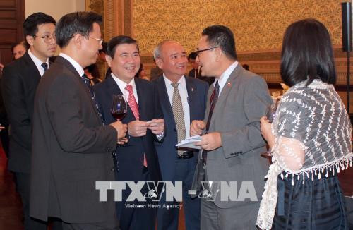 Chủ tịch UBND Thành phố HCM Nguyễn Thành Phong (thứ 2 từ trái sang) và và ông Kawaue Junichi, Tổng lãnh sự Nhật Bản tại Thành phố Hồ Chí Minh. Ảnh : Xuân Khu- TTXVN