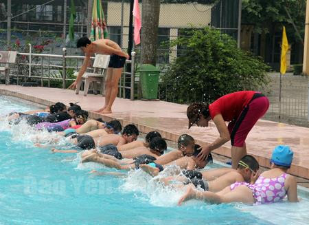 Một lớp dạy bơi cho trẻ em của Câu lạc bộ Hào Gia (thành phố Yên Bái).. Ảnh: baoyenbai.com.vn