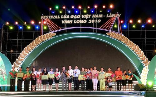 Trao giải cuộc thi Món ngon độc đáo chế biến từ sản phẩm gạo nếp. Ảnh: Lê Thúy Hằng - TTXVN Trao giải cuộc thi Món ngon độc đáo chế biến từ sản phẩm gạo nếp. Ảnh: Lê Thúy Hằng - TTXVN