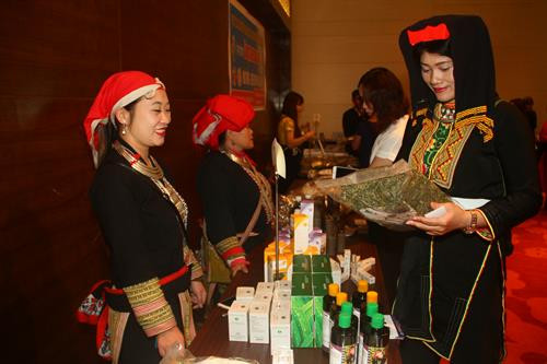 Các gian hàng giới thiệu sản phẩm khởi nghiệp của đồng bào dân tộc thiểu số