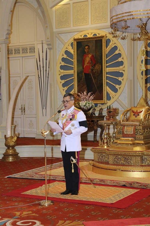 Hoàng Thái tử Maha Vajiralongkorn chấp nhận lời mời kế vị từ phái đoàn ba nhánh quyền lực của Thái Lan ở Bangkok ngày 1/12. AP/ TTXVN