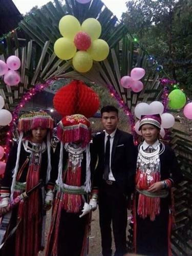 Cô dâu che mặt, phù dâu cầm ô để che cho cô dâu trong suốt quãng đường sang nhà trai. Cô dâu che mặt, phù dâu cầm ô để che cho cô dâu trong suốt quãng đường sang nhà trai.