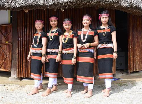 Xà cạp làm nên vẻ đẹp của trang phục lễ hội người Bhơ Noong Xà cạp làm nên vẻ đẹp của trang phục lễ hội người Bhơ Noong