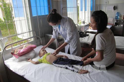 Chăm sóc sức khỏe y tế cho trẻ và khám định kỳ cho phụ nữ mang thai, phụ nữ trong độ tuổi sinh đẻ tại Trung tâm y tế huyện Lâm Hà. Ảnh: Đặng Tuấn - TTXVN Chăm sóc sức khỏe y tế cho trẻ và khám định kỳ cho phụ nữ mang thai, phụ nữ trong độ tuổi sinh đẻ tại Trung tâm y tế huyện Lâm Hà. Ảnh: Đặng Tuấn - TTXVN