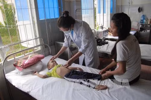 Chăm sóc sức khỏe y tế cho trẻ và khám định kỳ cho phụ nữ mang thai, phụ nữ trong độ tuổi sinh đẻ tại Trung tâm y tế huyện Lâm Hà. Ảnh: Đặng Tuấn - TTXVN