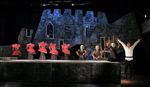 Người nghệ sỹ nặng lòng với múa dân tộc ảnh 1