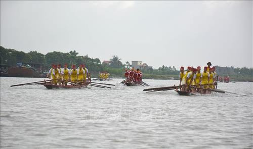 Đua thuyền trên sông Ninh Cơ tại Lễ hội chùa Keo Hành Thiện năm 2019. Ảnh: Công Luật - TTXVN