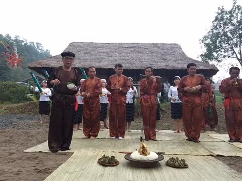 Nam phục của đồng bào Thổ