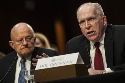 Giám đốc CIA John Brennan (phải) và Giám đốc Tình báo quốc gia James Clapper tại phiên điều trần Ủy ban Tình báo Thượng viện Mỹ ở Washington, DC ngày 9/2. AFP/ TTXVN
