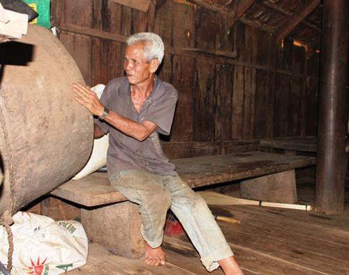 Ông Y Cúc Niê bên những “báu vật” gia truyền. Ông Y Cúc Niê bên những “báu vật” gia truyền.