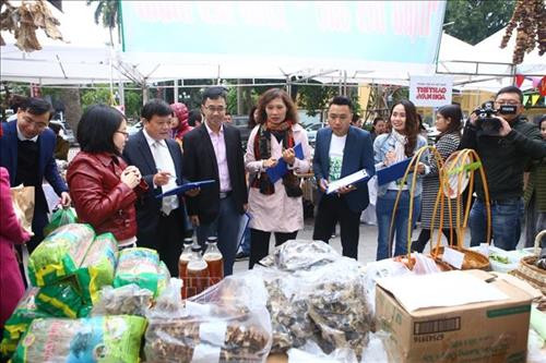 Ban giám khảo chấm điểm các gian hàng tham gia Hội chợ. Ảnh: Minh Quyết - TTXVN Ban giám khảo chấm điểm các gian hàng tham gia Hội chợ. Ảnh: Minh Quyết - TTXVN