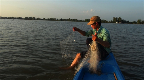 Và những người nông dân chuyên sống bằng nghề đánh bắt cá “mùa nước nổi” vẫn không lấy làm vui, Và những người nông dân chuyên sống bằng nghề đánh bắt cá “mùa nước nổi” vẫn không lấy làm vui,