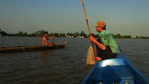 Các hộ nông dân ở vùng đầu nguồn sông Tiền tranh thủ giăng lưới bắt cá kiếm thêm thu nhập cho gia đình khi mùa nước lũ về. Các hộ nông dân ở vùng đầu nguồn sông Tiền tranh thủ giăng lưới bắt cá kiếm thêm thu nhập cho gia đình khi mùa nước lũ về.