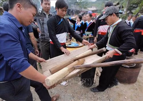 Cho nước vào chảo để nấu sao cho khi gạo chín mà không bị cạn và không quá nhiều để không mất nhiều thời gian đồ xôi. Ảnh: Quý Trung - TTXVN Lót chõ xôi sao cho không để gạo lọt xuống dưới và không để nước trào lên gạo để cho xôi khi chín mềm dèo để khi giã bánh giầy đạt chất lượng tốt nhất. Ảnh: Quý Trung - TTXVN Sau khi chõ xôi bốc hơi các thành viên khiêng cối ra chuẩn bị cho hội thi giã bánh giầy. Ảnh: Quý Trung – TTXVN Các thành viên của các đội tập trung cho lửa cháy đều để gạo chín nhanh có thể giã được bánh giầy nhanh nhất. Ảnh: Quý Trung – TTXVN Các thành viên của các đội tập trung cho lửa cháy đều để gạo chín nhanh có thể giã được bánh giầy nhanh nhất. Ảnh: Quý Trung – TTXVN Các thành viên của các đội tập trung che chắn cho lửa cháy đều để gạo chín đều và nhanh nhất có thể để giã được bánh giầy nhanh nhất. Ảnh: Quý Trung – TTXVN Đồ xôi chuẩn bị nguyên liệu để giã bánh giầy. Ảnh: Quý Trung - TTXVN Các chị em lấy lòng đỏ trứng gà xoa đều vào các vật dụng để khi giã bánh giầy không bị dính và nhanh nhất lại đẹp. Ảnh: Quý Trung – TTXVN Các chị em lấy lòng đỏ trứng gà xoa đều vào các vật dụng để khi giã bánh giầy không bị dính và nhanh nhất lại đẹp. Ảnh: Quý Trung – TTXVN Các chị em chuẩn bị các vật dụng để giã bánh giầy. Ảnh: Quý Trung – TTXVN Đồ xôi chuẩn bị nguyên liệu giã bánh giầy. Ảnh: Quý Trung - TTXVN Các đội đồ xôi chuẩn bị nguyên liệu giã bánh giầy. Ảnh: Quý Trung - TTXVN Các thành viên của các đội tập trung giã bánh giầy thật nhanh cho bánh có độ kết dính dẻo. Ảnh: Quý Trung – TTXVN Niềm vui của các thành viên sau khi đội đã giã xong cho ra sản phẩm là những chiếc bánh thơm ngon nhất. Ảnh: Quý Trung - TTXVN Các thành viên của các đội tập trung giã bánh giầy thật nhanh cho bánh có độ kết dính dẻo. Ảnh: Quý Trung – TTXVN Các đội tập trung nặn những chiếc bánh giầy vừa tròn vừa đẹp. Ảnh: Quý Trung - TTXVN Ban giám khảo chấm điểm bánh giầy của các đội tại hội thi. Ảnh: Quý Trung – TTXVN