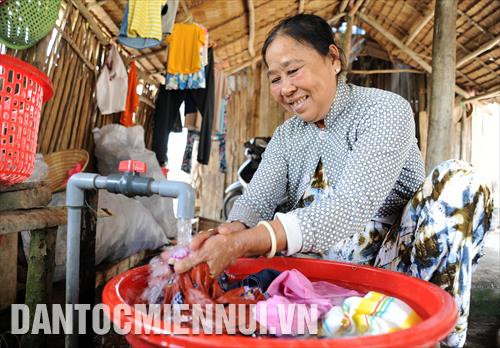 Bà Lê Thị Tùng (ấp Đồng Giữa, Nam Thái A, An Biên) phấn khởi khi nguồn nước sạch được cung cấp đến tận nhà
