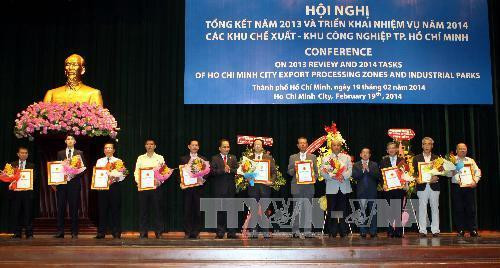 Ảnh tư liệu: Ngày 19/2/2014, lãnh đạo UBND Thành phố Hồ Chí Minh trao Giấy chứng nhận đầu tư cho 10 dự án tại các Khu Chế xuất, Khu Công nghiệp Thành phố Hồ Chí Minh với tổng vốn đầu tư 221,6 triệu USD và 285,8 tỉ đồng. Ảnh: Thanh Vũ – TTXVN