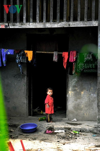 Em bé đứng ở cửa đợi mẹ về khiến nhiều người vừa thương mến ánh mắt hồn nhiên, vừa thương cảm cho cuộc sống còn nhiều khốn khó nơi đây.