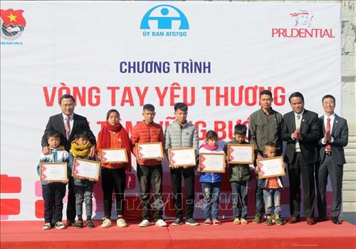 BTC trao tặng học bổng cho các em nhỏ kém may mắn, gia đình khó khăn, có cha, mẹ hoặc cả cha mẹ là nạn nhân của tai nạn giao thông. Ảnh: Quang Quyết-TTXVN BTC trao tặng học bổng cho các em nhỏ kém may mắn, gia đình khó khăn, có cha, mẹ hoặc cả cha mẹ là nạn nhân của tai nạn giao thông. Ảnh: Quang Quyết-TTXVN