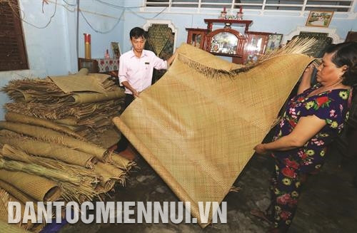 Sau khi khai thác từ những ruộng ngập mặn, cỏ bàng được chở bằng ghe tới các cơ sở sản xuất sản phẩm sinh hoạt và mỹ nghệ từ cỏ bàng ở xã Phú Mỹ. Ảnh: Trần Việt Công đoạn phơi khô cỏ bàng. Ảnh: Trần Việt Các sản phẩm từ cây cỏ bàng thường là chiếu, đệm, giá đựng đồ, túi xách, nón.... Ảnh: Trần Việt Ép cỏ bàng thành sợi mỏng. Ảnh: Trần Việt Sau khi khai thác từ những ruộng ngập mặn, cỏ bàng được chở bằng ghe tới các cơ sở sản xuất sản phẩm sinh hoạt và mỹ nghệ từ cỏ bàng ở xã Phú Mỹ. Ảnh: Trần Việt Công đoạn phơi khô cỏ bàng. Ảnh: Trần Việt Các sản phẩm từ cây cỏ bàng thường là chiếu, đệm, giá đựng đồ, túi xách, nón.... Ảnh: Trần Việt Ép cỏ bàng thành sợi mỏng. Ảnh: Trần Việt