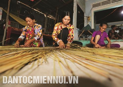 Hợp tác xã Cỏ Bàng ở ấp Trà Phọt, xã Phú Mỹ hiện có hơn 20 thành viên, mỗi tháng có thể làm ra hàng nghìn sản phẩm các loại. Ảnh: Trần Việt Hợp tác xã Cỏ Bàng ở ấp Trà Phọt, xã Phú Mỹ hiện có hơn 20 thành viên, mỗi tháng có thể làm ra hàng nghìn sản phẩm các loại. Ảnh: Trần Việt