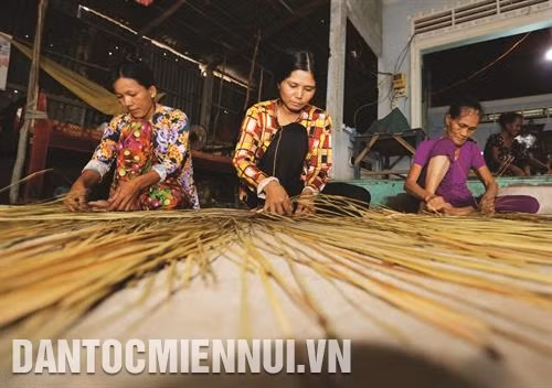 Hợp tác xã Cỏ Bàng ở ấp Trà Phọt, xã Phú Mỹ hiện có hơn 20 thành viên, mỗi tháng có thể làm ra hàng nghìn sản phẩm các loại. Ảnh: Trần Việt