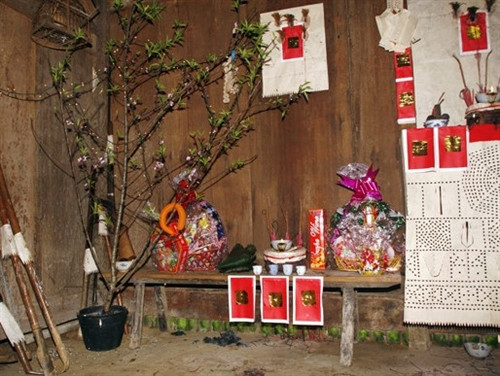 Bàn thờ ngày tết của người Mông.